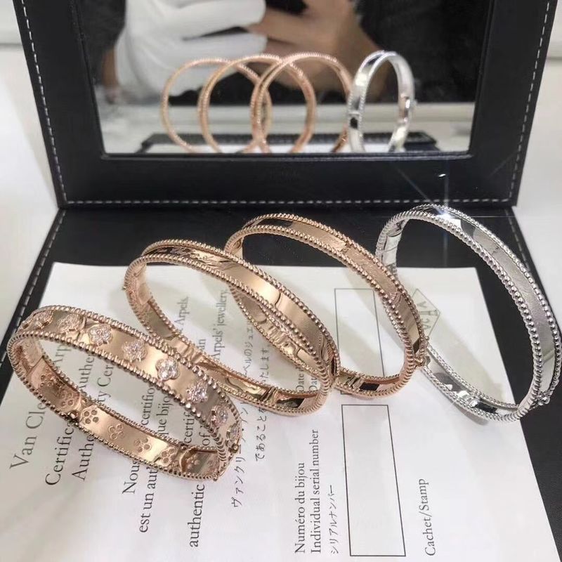 کیفیت دستبند مدیوم مدل VCA Real 18k Gold Perlee Signature Gold Gold Rose White کارخانه