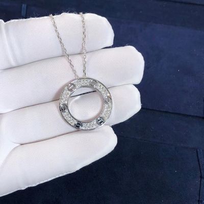 کیفیت گردنبند LOVE ردیف ماشین سفارشی طلای سفید 18 عیار در مقابل الماس سنگفرش شده کارخانه