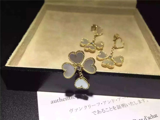 کیفیت گوشواره های شیرین الحمرا Van Cleef ، گوشواره های مادر مروارید سفید با الماس گرد کارخانه