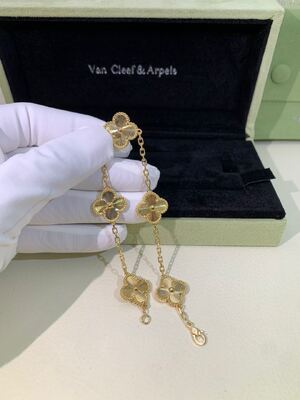 دستبند طلای ۱۸ عیار VCA Vintage Alhambra ون کلیف اند آرپلز با مروارید، مالاکیت و کارنلین