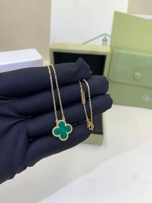 گردنبند متوسط طلای زرد ۱۸ عیار با سنگ مالاکیت، طرح دختر شانس، آویز وینتج آل-هامبرا از VCA