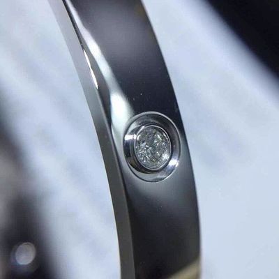 کیفیت دستبند عشق جواهرات عاشقانه 4 الماس طلای زرد الماس طلای 18k کارخانه