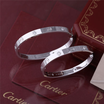 کیفیت دستبند عاشقانه Classic Love Bangle 4 Diamonds با طلا و جواهر 18 کارات سفید طلای زیبا کارخانه