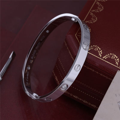 کیفیت دستبند عاشقانه Classic Love Bangle 4 Diamonds با طلا و جواهر 18 کارات سفید طلای زیبا کارخانه