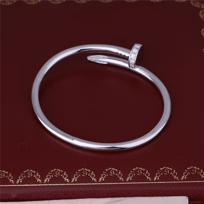 کیفیت دستبند JUSTE UN CLOU در دستبند ناخن 18 Karat WHITE GOLD با DIAMONDS در بالا و انتها کارخانه