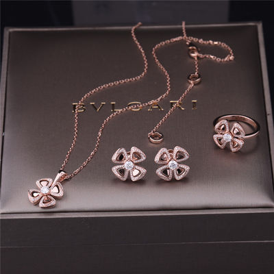 کیفیت گوشواره Fiorever با طلا و جواهر واقعی طلای واقعی در گوشواره های طلای رز 18 کیلوگرم با دو الماس مرکزی و الماس پاو کارخانه